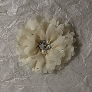 White & Diamond Floral Hair Clip
